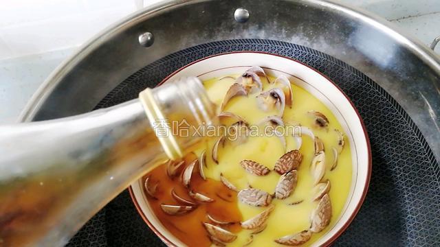揭开保鲜膜，淋入香油。