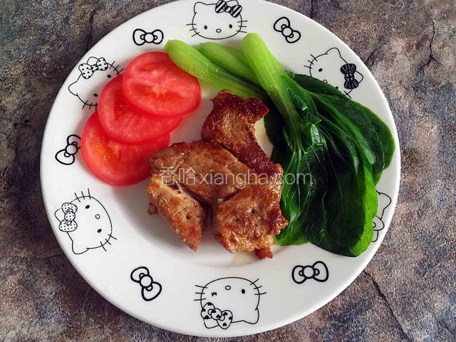 放上煎好的肉排。