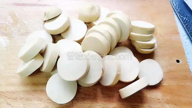 放案板上切成稍厚一点的片。