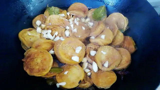 大火收汁，加入蒜粒。一道美味的卤素鸡就做好了！