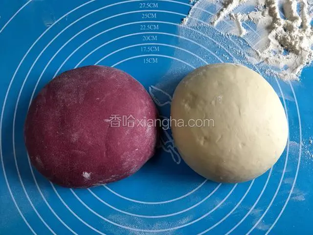 在揉面垫上撒上干面粉，将面团揉搓，排空气体