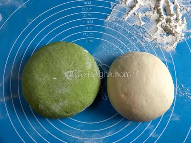 在揉面垫上撒上干面粉，将面团揉搓，排空气体