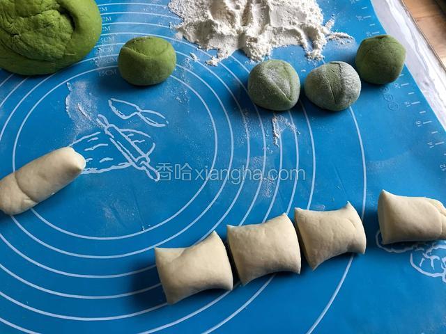 将两个面团分别搓成长条，分割成大小均匀的剂子，绿色剂子稍小点