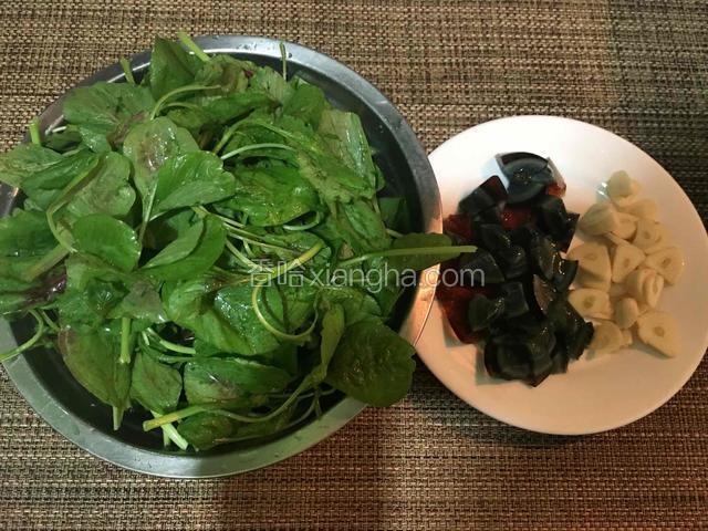 将苋菜去根后清洗干净，皮蛋去壳后切成小块，大蒜子去皮切片