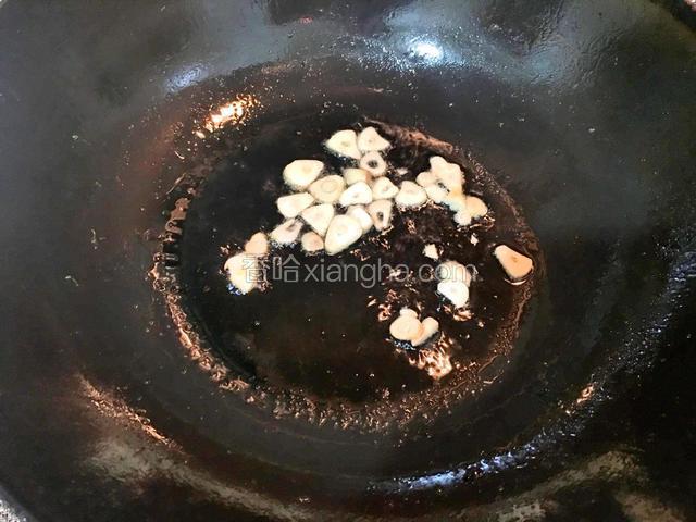 热锅倒油，放入大蒜子小火炒香