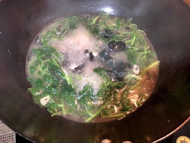 加入适量清水和皮蛋大火煮沸