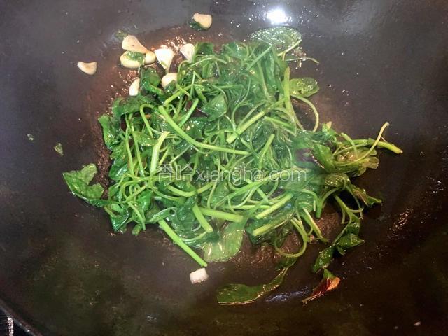 放入苋菜略炒