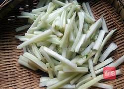 泡椒牛皮菜炒蚕豆的做法图解2