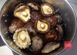 鲜虾烩蘑菇的做法图解2