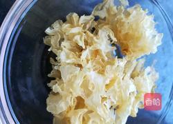 银耳百合莲子糖水的做法图解1