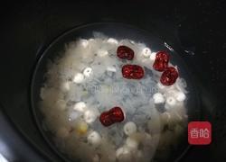 银耳百合莲子糖水的做法图解6