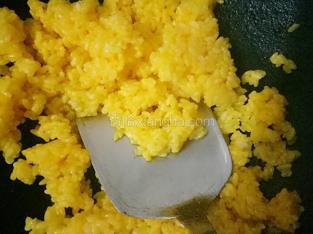 热锅放油，倒入米饭快速翻炒均匀