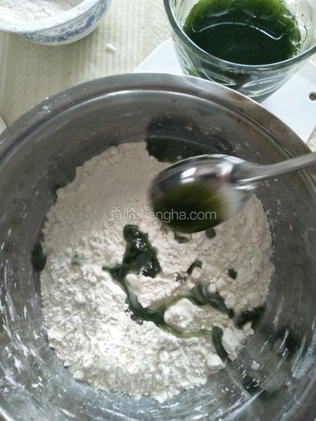 另准备一碗面粉用菠菜汁和面
