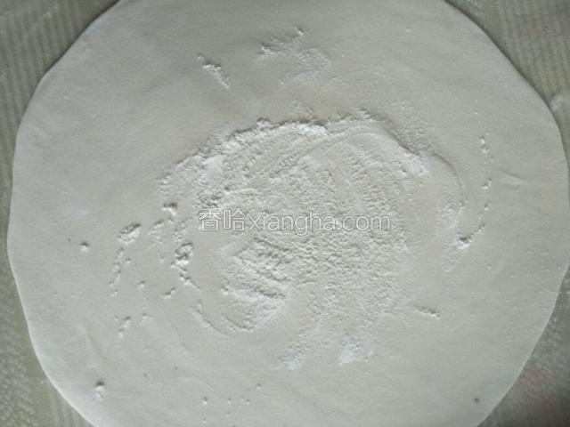 上面撒些干面粉