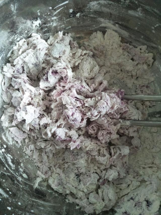 用筷子调成棉絮状，揉成光滑面团（其他颜色用汁直接和面） 