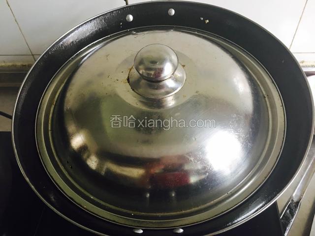 锅中加少许水后转小火盖上锅盖焖8分钟，中途要注意开盖翻拌几次，防止粘锅。