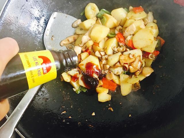 再加入适量的蚝油和少许盐翻炒均匀就可以装盘食用了！