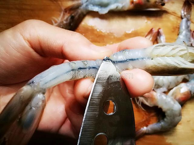 抽虾筋，虾肚位置有条黑线，如果不抽掉，蒸出来的虾就会缩成团不平整。