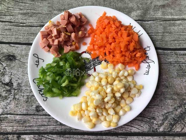 把青椒跟胡萝卜洗净切丁，火腿肠切丁，玉米洗净备用