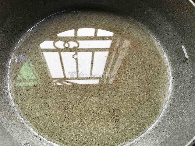 取锅，放入适量的油，烧热