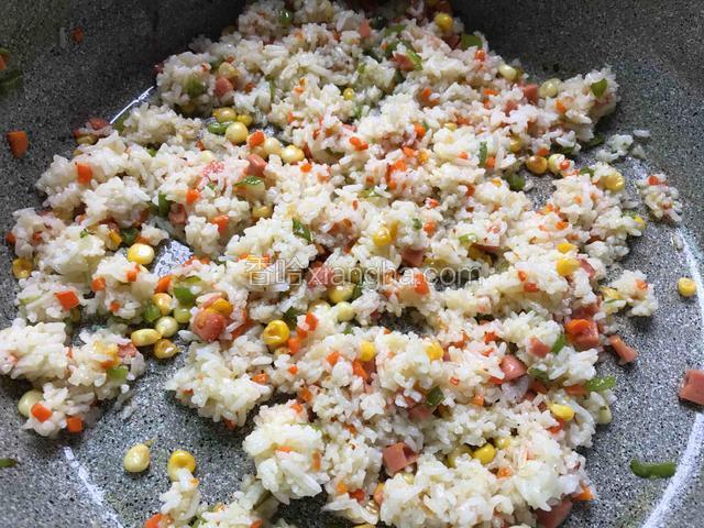 把米饭炒散至一粒一粒的