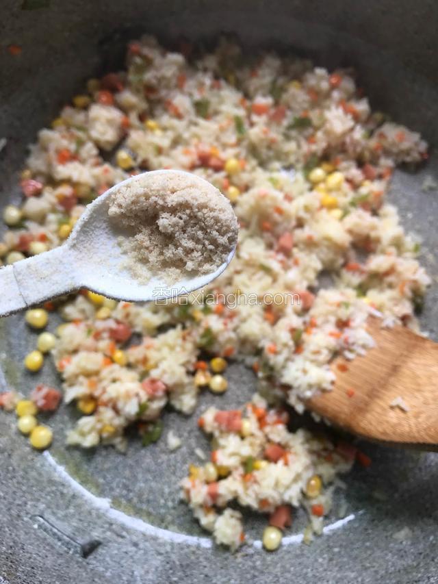 加人适量的盐跟鸡粉翻匀