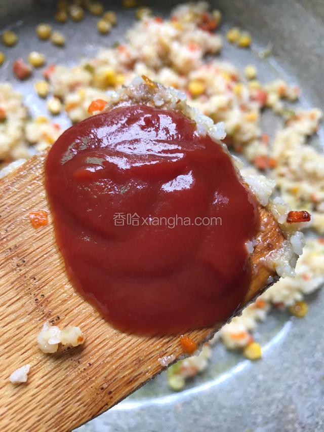 然后加入适量的番茄沙司（可以根据自己的喜好调节放多少）