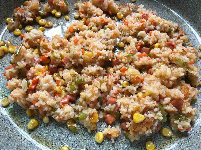 翻炒均匀（使每一粒饭都上色）