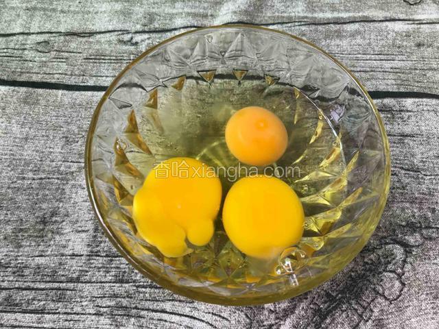 把鸡蛋打入碗中