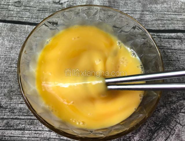 加人适量的盐，用筷子打散