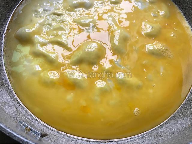 平底锅倒入适量的油，把油烧热，然后再把鸡蛋倒入锅中（用小火）煎熟