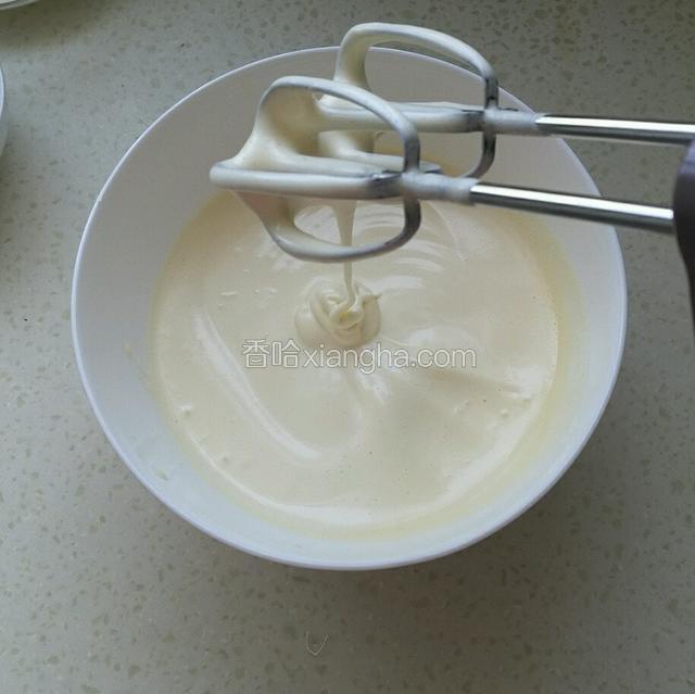 打至颜色变白，体积变大，提起打蛋器液体滴落，有纹路出现，就是快打发好了，要注意观察，继续打发。