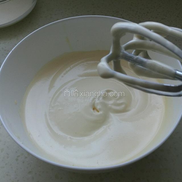 打发至打蛋器低落很缓慢，痕迹消失很缓慢，就是打发好了。