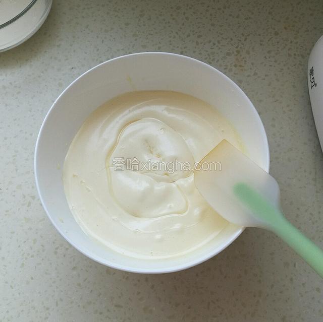 倒入玉米油，翻拌均匀，不要画圈搅拌