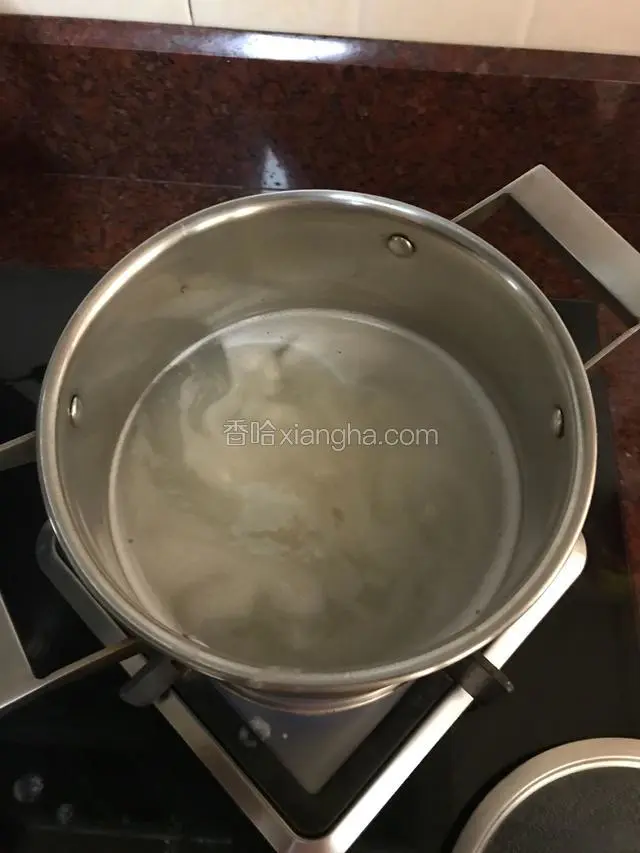 先煮粥，取适量大米加水中大火煮开转中小火。
