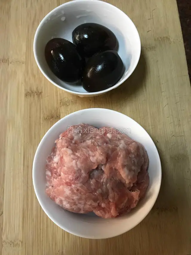 准备好三个皮蛋去壳和适量肉末。