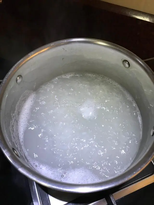 水开后大概15分钟后米汤转白转浓，中途多搅拌锅底，防止粘底。