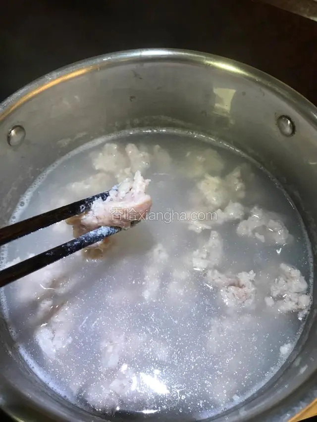 搅拌一下，煮至肉末变色。