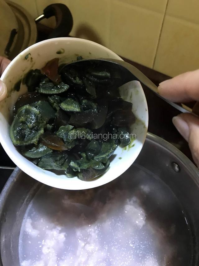 开始倒入皮蛋碎。