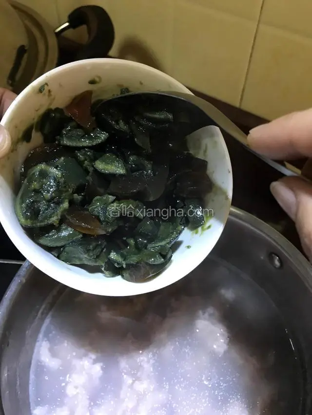 开始倒入皮蛋碎。