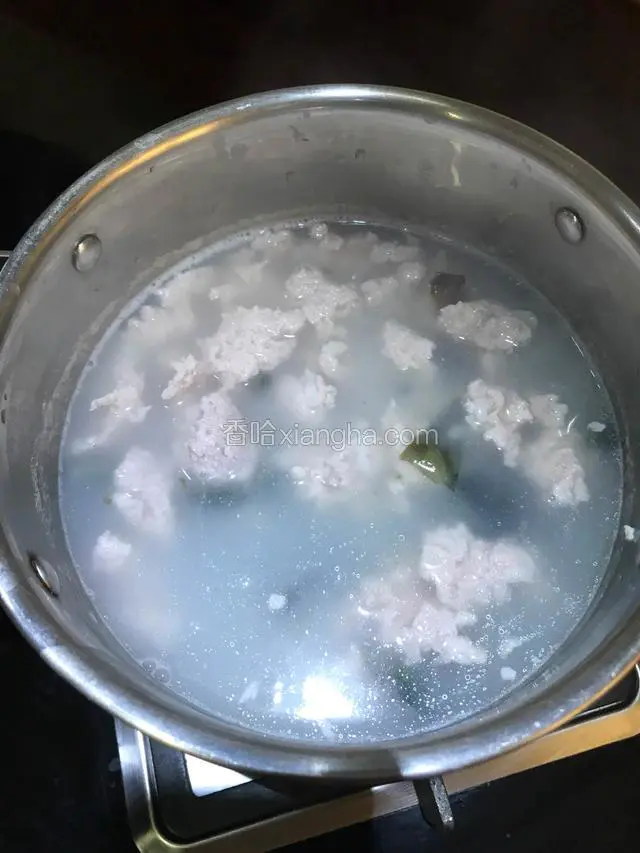搅匀，并且中大火煮开后继续煮大概五分钟关火。