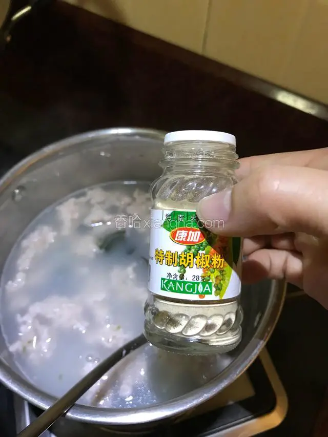 最后加适量盐和胡椒粉调味即可。