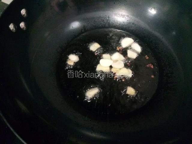 锅中放适量油，下花椒姜蒜，炒香。