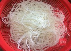 肉丝炒米粉的做法图解1