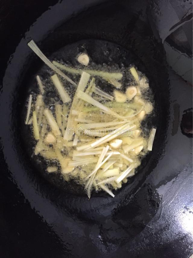热锅下油，放入葱姜蒜丝。