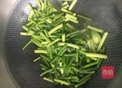 五香豆干炒蒜薹的做法图解3