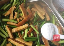 五香豆干炒蒜薹的做法图解7