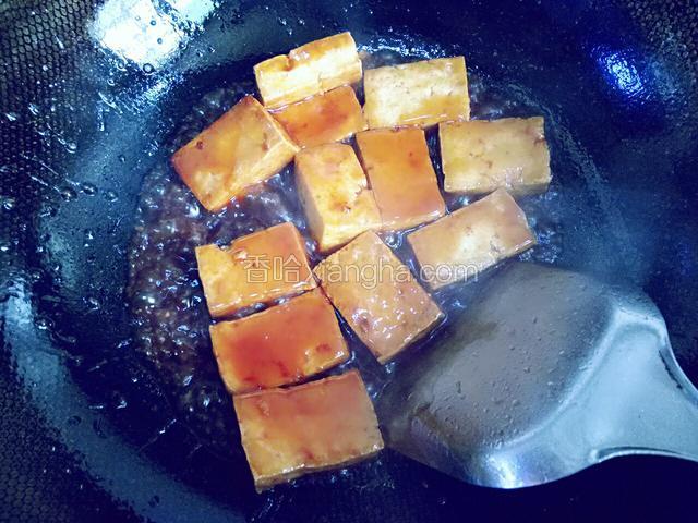 轻轻翻炒豆腐，让豆腐均匀的沾上料汁