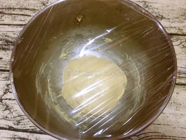 盖保鲜膜放在温暖处发酵至2-2.5倍大