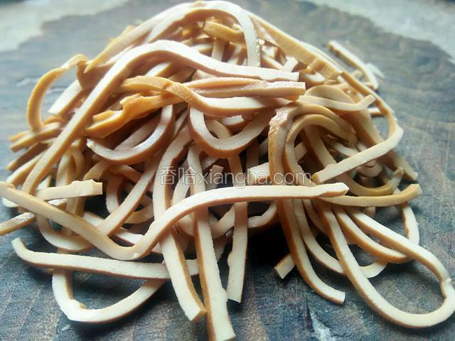豆腐皮洗净切丝